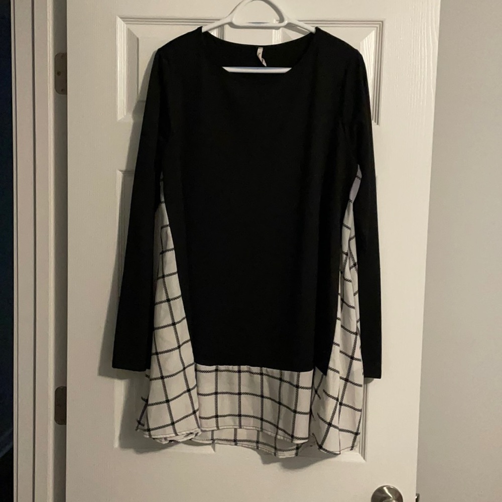 Black and white tunic top